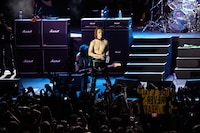 X JAPANのライブの模様。