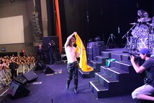 終演後、フラッグを持つYOSHIKI。