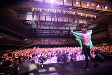 ブラジル国旗を観客に向けるとYOSHIKI。