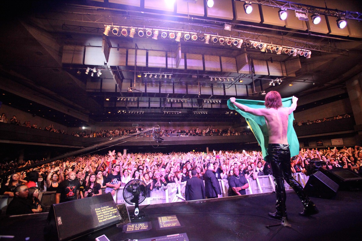 ブラジル国旗を観客に向けるとYOSHIKI。