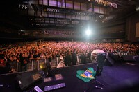 深々とお辞儀し観客に感謝を伝えるYOSHIKI。