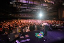 深々とお辞儀し観客に感謝を伝えるYOSHIKI。