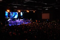 ファンからのサプライズプレゼントとして、演奏中には風船が飛ばされた。