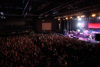 X JAPANのライブの様子。