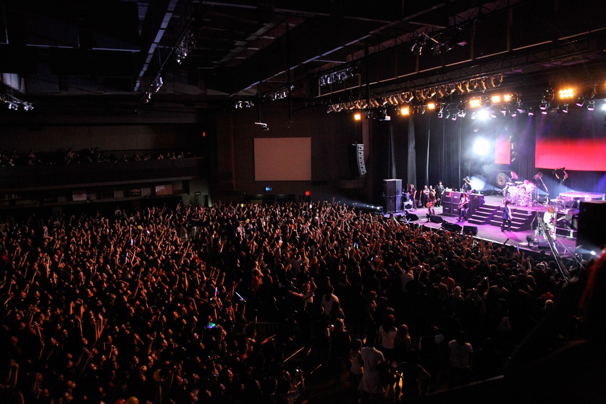 X JAPANのライブの様子。