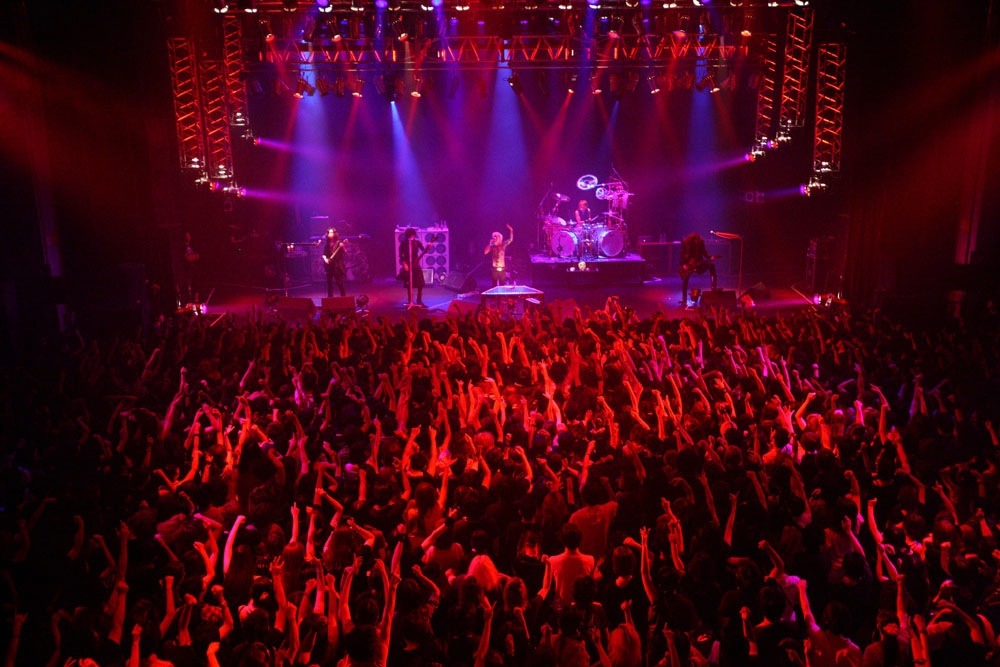 「DIFFERENT SENSE」のPVで披露しているゾンビメイクを再現し、激しいステージを展開したDIR EN GREY（撮影：尾形隆夫）。