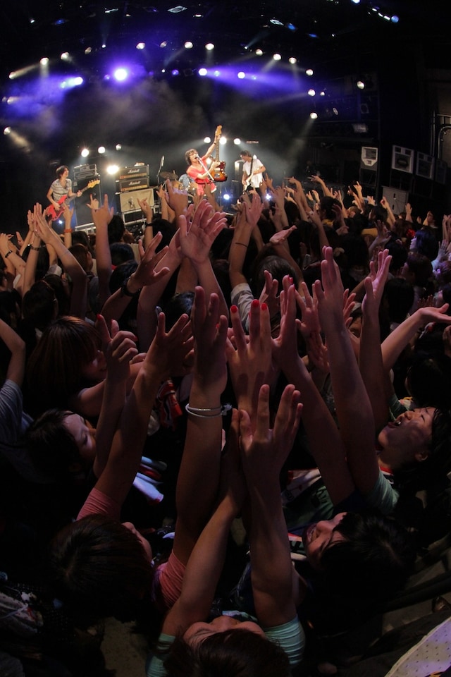 盛大なハンドクラップにあわせて「手をたたけ」を熱演するNICO Touches the Wallsの4人。