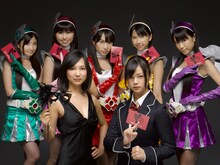 映画「サルベージ・マイス」メインキャストの谷村美月（写真手前左）、長野じゅりあ（手前右）と、主題歌を歌うももいろクローバーZ（後列）。（C)2011「サルベージ・マイス」製作委員会