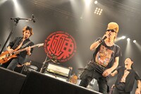 「Dreamin'」をセッションするDragon Ashと氣志團の面々。