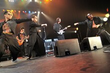 応援団の真似をしてステージを盛り上げるDragon Ashの面々。写真左から桜井誠、KenKen、HIROKI、BOTS。