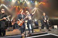 「Dreamin'」をセッションするDragon Ashと氣志團の面々。写真左からKenKen、Kj、綾小路翔、BOTS。