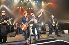 「Dreamin'」をセッションするDragon Ashと氣志團の面々。写真左からKenKen、Kj、綾小路翔、BOTS。