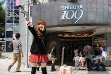 SHIBUYA 109の前で写メを撮る、ギャルメイク後の松井玲奈。