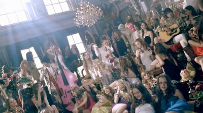 写真は「X X X」PVのワンシーン。