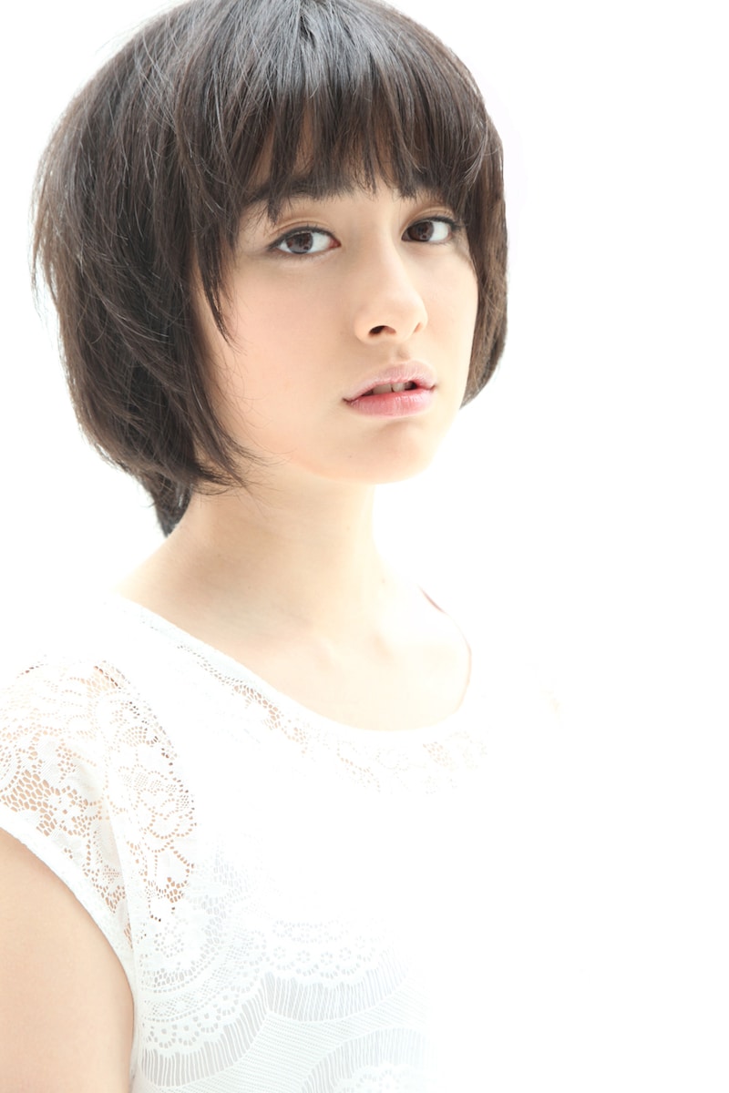 早見あかりが演じるアルバイト事務員あかりは、化粧も服装も地味なメガネっ子。デリケートで傷つきやすく、ちょっとしたことで殻に閉じこもるが、アイドルたちの代役的な役目を振られてまんざらでもない様子を見せる一面も。