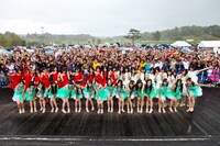フォトセッション時には突然の豪雨に見舞われるハプニングも発生。SKE48のメンバーは悲鳴を上げながら、撮影に臨んだ。 (C)AKS/PYP