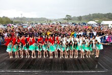 フォトセッション時には突然の豪雨に見舞われるハプニングも発生。SKE48のメンバーは悲鳴を上げながら、撮影に臨んだ。 (C)AKS/PYP