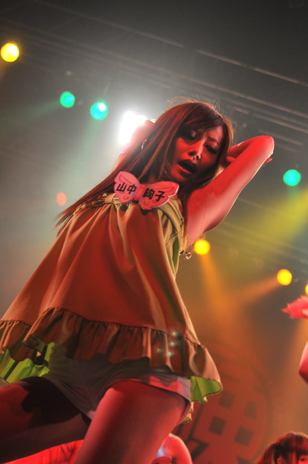 「ヘラクレス～哀愁のパンサアゲイン～」で一生懸命に不思議なダンスを踊る山中絢子。