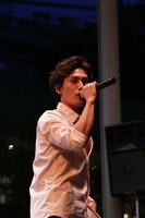 ファン1500人を前に熱唱する加藤和樹。