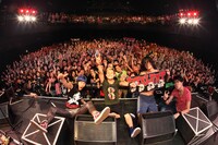 ライブ終演後に行われた記念撮影の様子（撮影：マサノリ＜LIVEPHOTOBANK＞）。