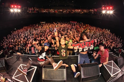 ライブ終演後に行われた記念撮影の様子（撮影：マサノリ＜LIVEPHOTOBANK＞）。