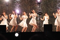 「ときめきの足跡」を披露する白組。