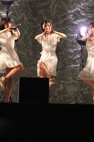 「ときめきの足跡」を披露する白組。