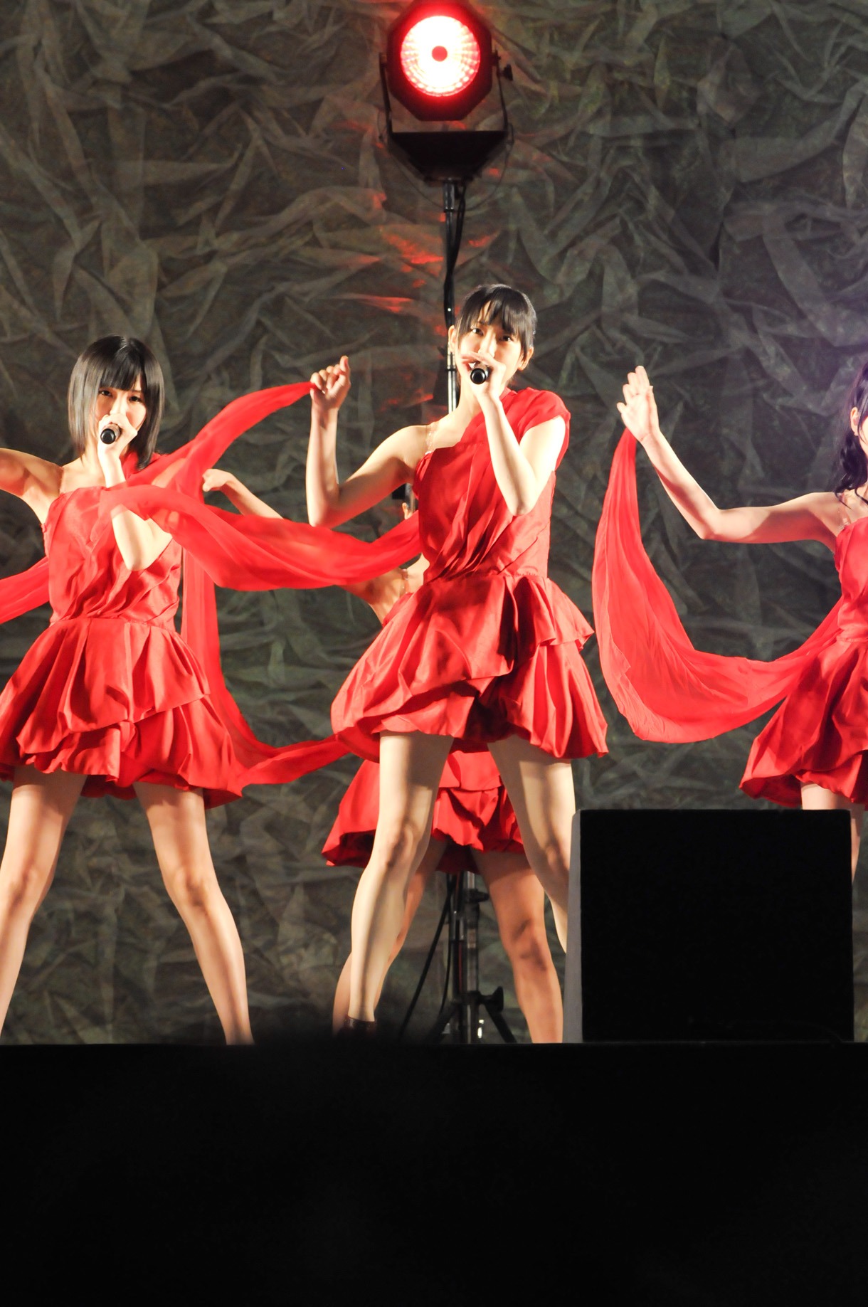 「パパは嫌い」を披露する紅組。