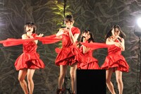 「パパは嫌い」を披露する紅組。