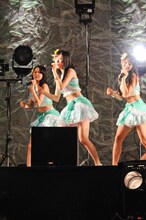 写真左から木下有希子、矢神久美、木崎ゆりあ。