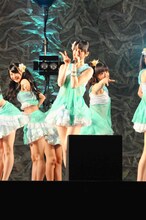 写真左から小木曽汐莉、松井玲奈、平松可奈子。