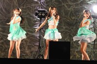 写真左から木本花音、須田亜香里、秦佐和子。