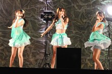 写真左から木本花音、須田亜香里、秦佐和子。
