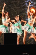 写真左から須田亜香里、木本花音、木下有希子。
