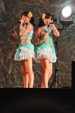 写真左から桑原みずき、向田茉夏。