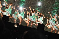 「パレオはエメラルド」を披露するSKE48選抜メンバー。