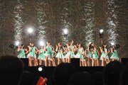 「パレオはエメラルド」を披露するSKE48選抜メンバー。