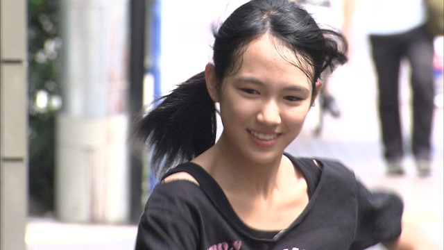 暗闇坂を疾走する宮武美桜。