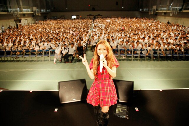 在校生たちとの記念撮影も行われた。