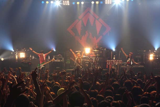 写真は「THE HERO IS DAMNED TOUR 2011」ツアーファイナルの模様（撮影：マサノリ＜LIVEPHOTOBANK＞）。