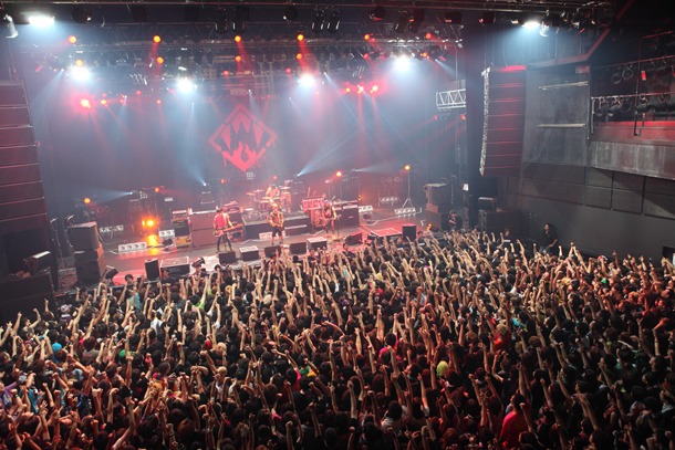 写真は「THE HERO IS DAMNED TOUR 2011」ツアーファイナルの模様（撮影：マサノリ＜LIVEPHOTOBANK＞）。