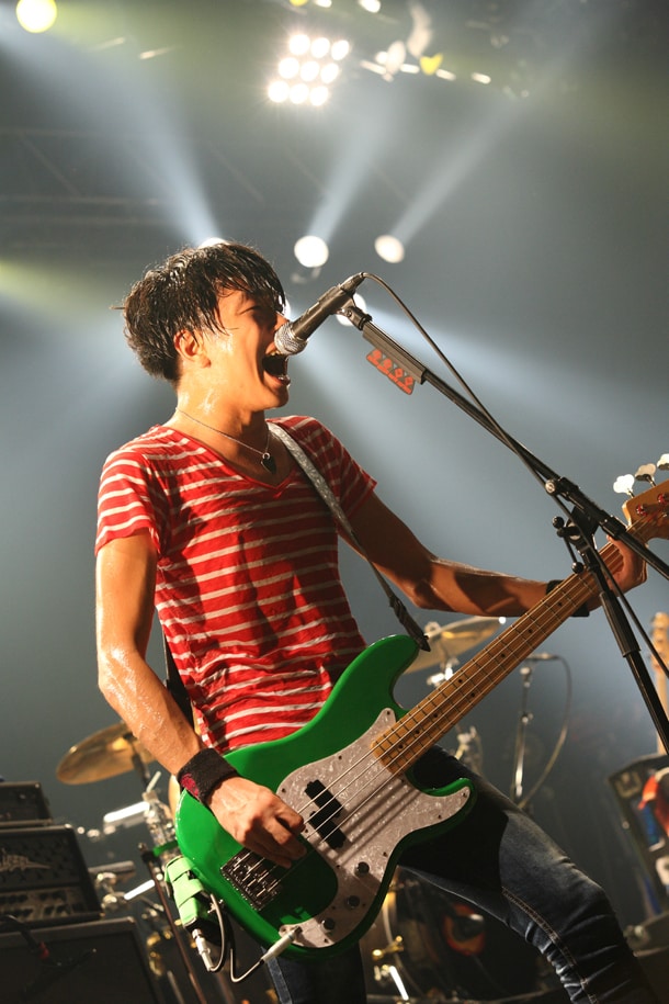 Shun（Vo, B）（撮影：マサノリ＜LIVEPHOTOBANK＞）