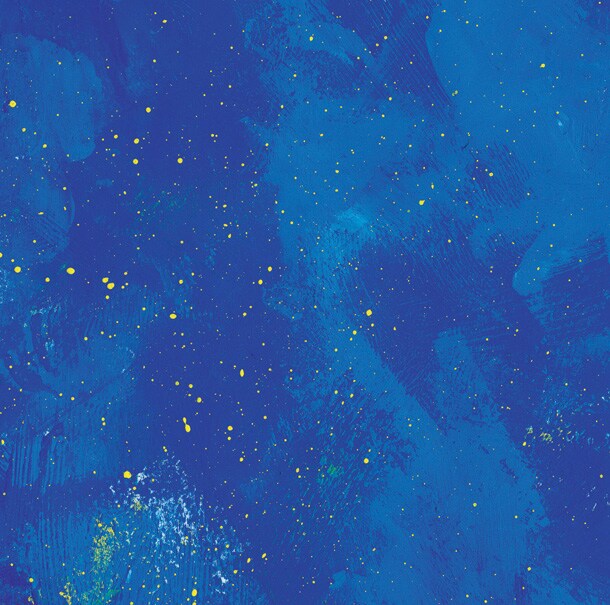 ミニアルバム「W」は宇宙をイメージした“青”（写真）と太陽をイメージした“赤”の世界を同時に堪能できるリバーシブルジャケット仕様。