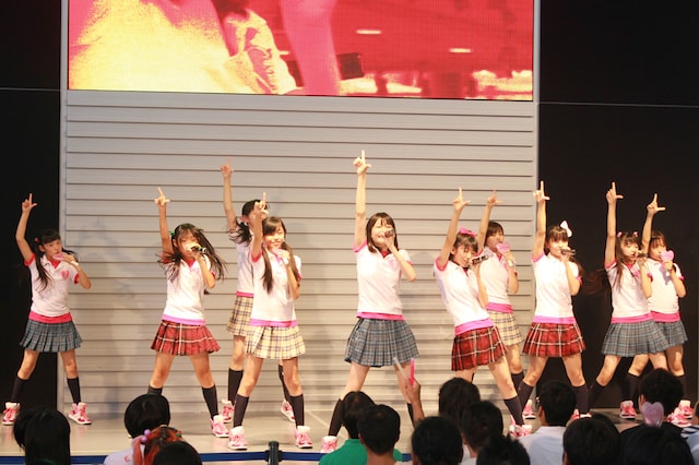 写真は第1部「NYデイリータイムズ創刊160周年記念 いつだって号外爽快予想外エビ中ライブ！」の様子。