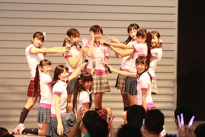 写真は第1部「NYデイリータイムズ創刊160周年記念 いつだって号外爽快予想外エビ中ライブ！」の様子。