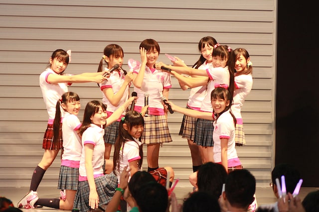 写真は第1部「NYデイリータイムズ創刊160周年記念 いつだって号外爽快予想外エビ中ライブ！」の様子。