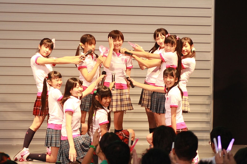 写真は第1部「NYデイリータイムズ創刊160周年記念 いつだって号外爽快予想外エビ中ライブ！」の様子。