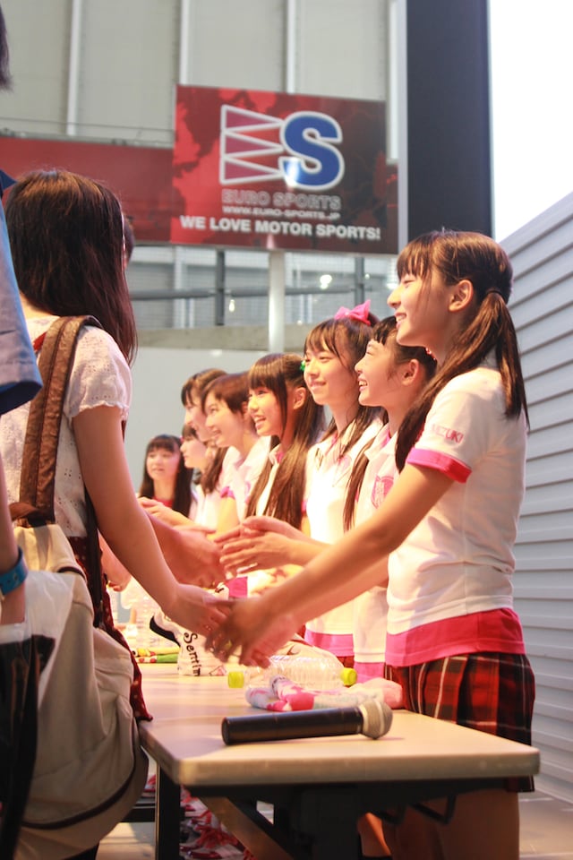 第1部終了後の握手会の様子。第2部終了後にはサイコロの目によって「敬老の日記念還暦2Shot」「無言握手」など内容が変わる「見て転がして感じるエビ中テーマパーク～サイコロ会～」が実施された。