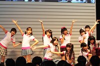 写真は第1部「NYデイリータイムズ創刊160周年記念 いつだって号外爽快予想外エビ中ライブ！」の様子。