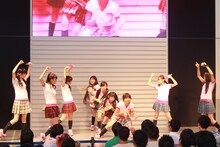 写真は第1部「NYデイリータイムズ創刊160周年記念 いつだって号外爽快予想外エビ中ライブ！」の様子。